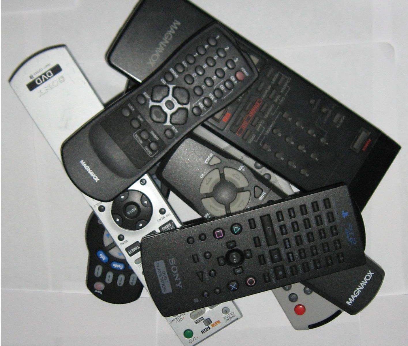 https://upload.wikimedia.org/wikipedia/commons/c/c5/Piledvariousremotes.JPG